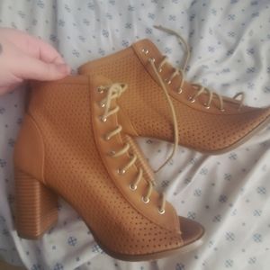 Tan lace up heeled booties !